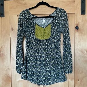 Xhilaration Floral Blouse with Black, Yellow and White Patterns